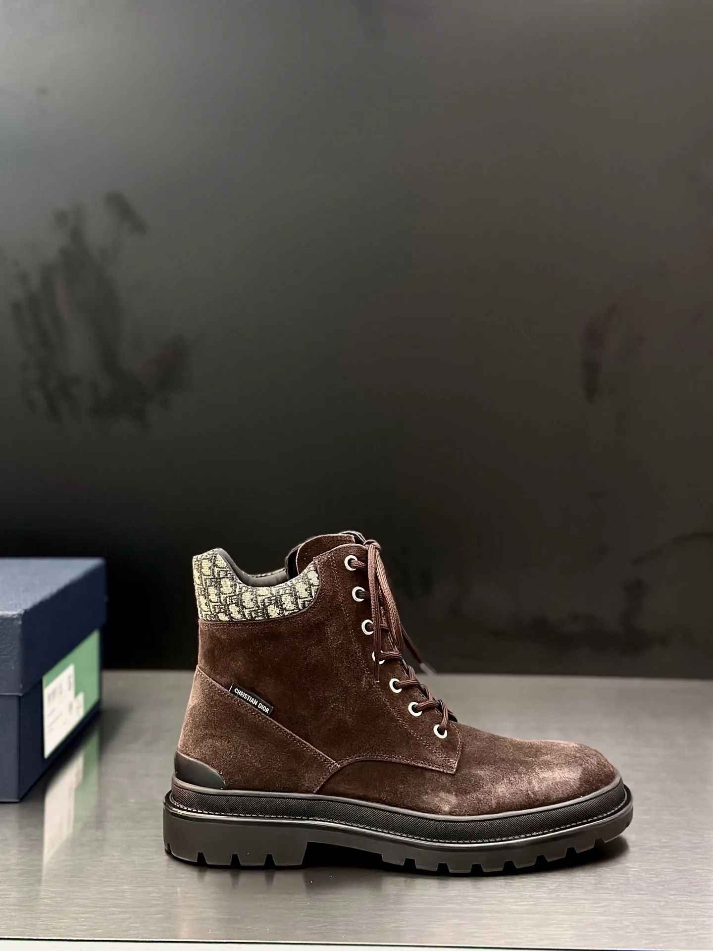 Men's shoes 💰960 Dior Dior high-top sneakers, top-quality goods produced in Dongguan, show version, leading counter trial style, Nappa cowhide material, light and breathable, soft and comfortable, easier to put on and take off, calfskin leather edging, distinctive sports style, genuine leather tongue Dior letter badge, showing the brand style, lightweight embossed pattern rubber sole, light and genuine leather feet, with original packaging Size: 39-40-41-42-43-44 (45, 46 customized) leather shoe size